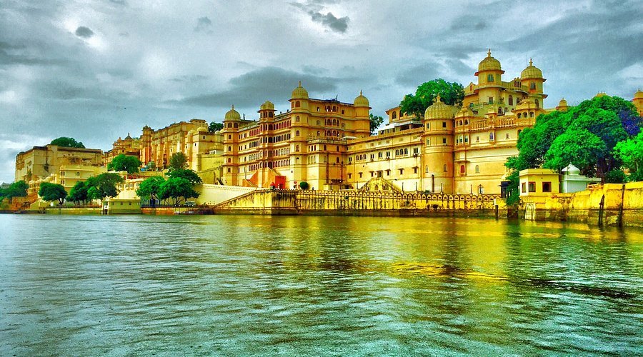 Udaipur Lake & Palace Tour Package